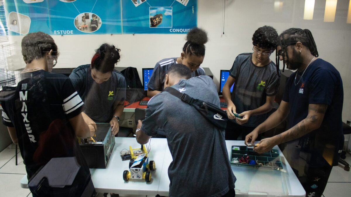 Alunos fazendo aulas de Robotica na Escola Digital Max